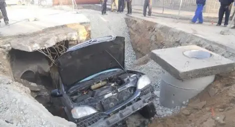 Екшън: Дупка глътна джип "Мерцедес"