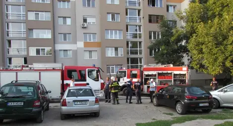 Искра от кабел запали апартамент със 17-годишно момиче в него