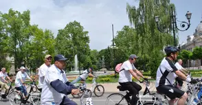 60-годишни ентусиасти направиха първа обиколка с електрически велосипеди