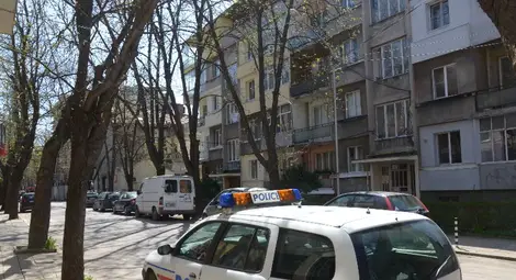 Служебната кола на Криминална полиция стоеше пред блока, докато двама служители от Криминалистичната лаборатория правеха оглед в апартамента.        Снимка:Красимир СТОЯНОВ