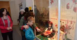 Нови мартенички обновиха френската витрина в музея