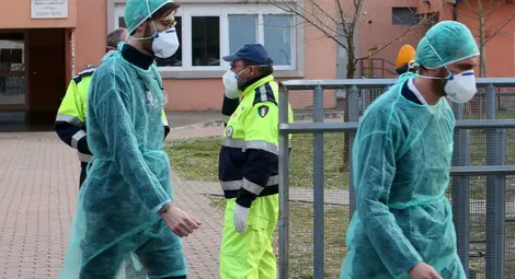 Коронавирус: Повече от 2 600 починали, 77 100 болни