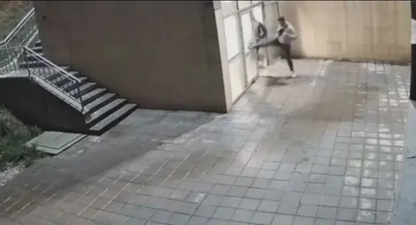 Три деца от 12 до 14 години трошили за удоволствие надлеза над бул. &bdquo;България&ldquo;