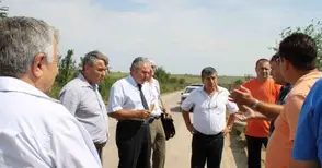 Бурени и стар канал потапят при всеки дъжд пътя между три села