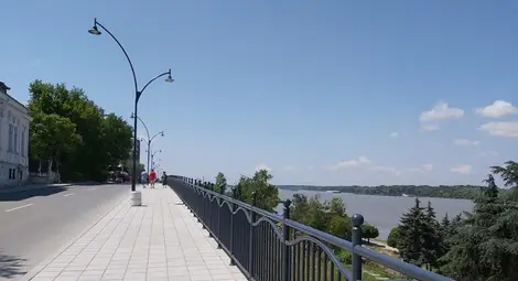 Кашпи с декоративна растителност ще пазят сянка по крайбрежната алея