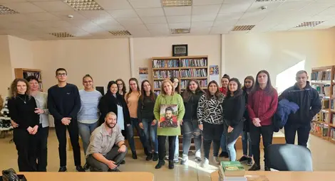 Портрет на Христо Ботев, нарисуван от Елица Калоянова, връчи на доц. Велислава Донева от името на колегите си от курса Станислава Стоянова. А Владимир Великов заяви: &bdquo;В знак на признателност към доц. Донева, която пред последната година не ни остави да тънем в &bdquo;сън мъртвешки&ldquo;, а се постара да ни направи част от академичния живот. Желаем й още дълги години да продължава да зарежда студентите с енергията, която носи в себе си&ldquo;.      				 Снимки: Мелек ОКТАЙ