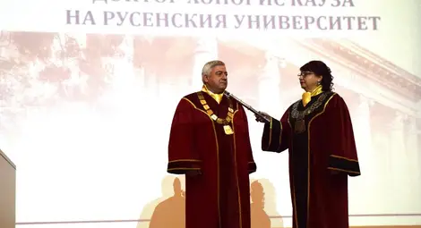 Доц. Десислава Атанасова удостоява акад. Христо Белоев с най-високото почетно звание на Русенския университет.