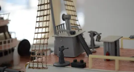 След 30-годишна пауза Мартин Конов отново прави макети на кораби. Този път от... боклуци