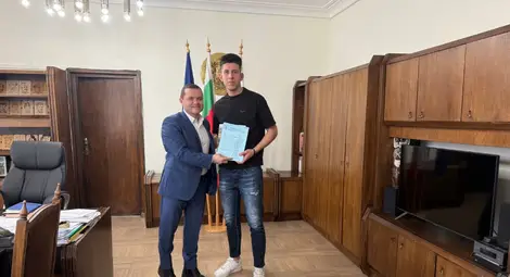 Трима хандбалисти получиха от кмета Пенчо Милков награди за сребърни медали на европейски турнир