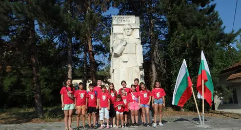 Клуб &bdquo;Родолюбие&ldquo; в Ценово приключва лятната академия със стрелба /галерия/