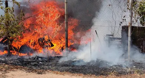 Пет пожарни и доброволци гасиха горяща автоморга в Мартен
