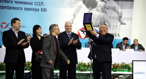 Огнян Николов връчи плакет на президента на Якутия