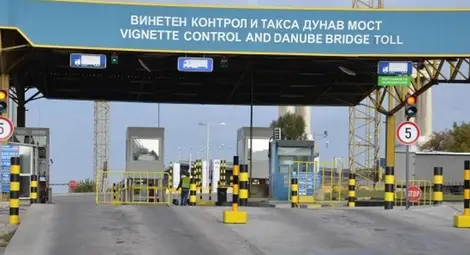 Спрян на Дунав мост с 10 мигранти в буса русенец остава в ареста до делото