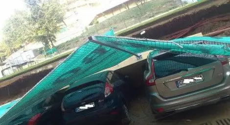 Буря в Златни пясъци! Пороят събори ограда върху коли на туристи