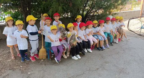 Обновена площадка в акцията на „Празник на квартала – Заедно в Здравец“ /галерия/ Обновена площадка в акцията на „Празник на квартала – Заедно в Здравец“ /галерия/