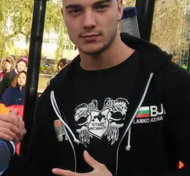 Русенският рекордьорът на Гинес се качи на ръце до внушителния паметник в Шумен