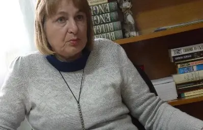 Илияна Вълкова разказва за гостуването на Тони Димитрова в читалището в Две могили.  		          Снимки: Авторът