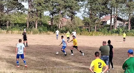Дебютантът &bdquo;Юнак&ldquo; /Ряхово/ записа първа точка в първенството, но вижте на какъв терен се игра мачът. 						        Снимка: Областен футбол/ФБ