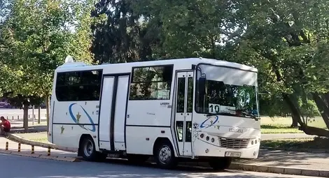 Автобус затвори велоалеята пред Дома на културата