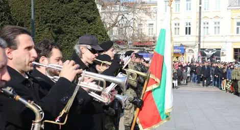 Стотици русенци отбелязаха пред Паметника на свободата националния празник на България – 3 март Стотици русенци отбелязаха пред Паметника на свободата националния празник на България – 3 март