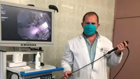 Д-р Николай Евгениев показва модерния видеобронхоскоп. Снимка: КОЦ Д-р Николай Евгениев показва модерния видеобронхоскоп. Снимка: КОЦ