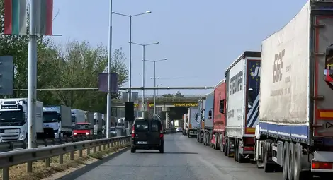 Правителството обсъжда възможността държавата да поеме управлението на буферните паркинги по границите