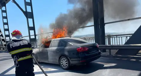 Румънски автомобил се запали в движение на Дунав мост, няма пострадали, движението е възстановено напълно