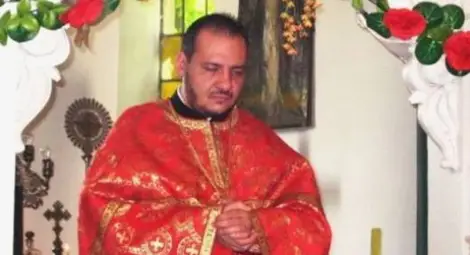 Палав архимандрит сваля самотни жени във фейсбук, източва парите им