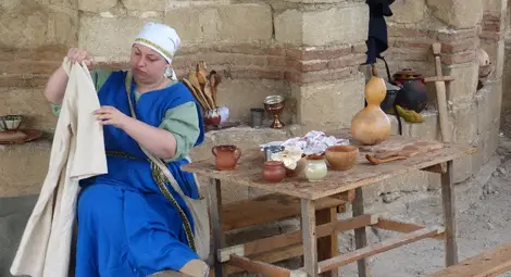 Средновековни воини кръстосват оръжия  на фестивала на Червенската крепост