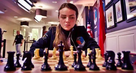 Нургюл Салимова победи робот на шахмат