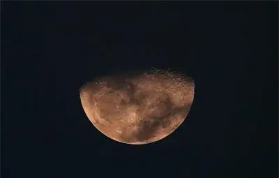 Новооткрити лунни кратери озадачават учените Новооткрити лунни кратери озадачават учените