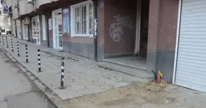 Живеещи на „Вардар“ се жалват от разкопани за газификация тротоари