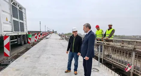 С пускане на трафика по Дунав мост ще бъдат отворени и всички гишетата за плащане на таксата за преминаване през съоръжението С пускане на трафика по Дунав мост ще бъдат отворени и всички гишетата за плащане на таксата за преминаване през съоръжението