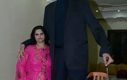 Най-високият мъж в света мина под венчило /галерия/