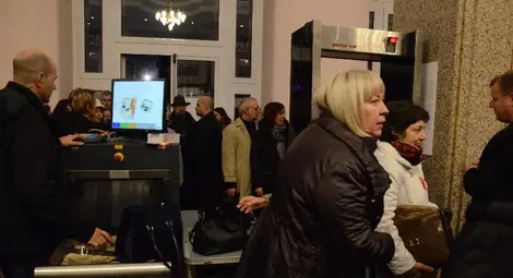 За първи път на фестивала всички първо минаха през скенер за метални предмети. 		   Снимка: Красимир СТОЯНОВ