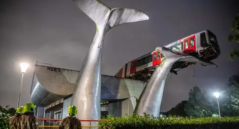 Влак на метрото в Ротердам увисна на 10 м над водата, държи го скулптура