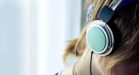 СЗО: Над милиард младежи рискуват да увредят слуха си заради силна музика