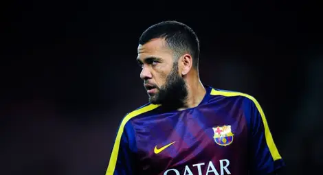 Обрат - Дани Алвеш подновява договора си, остава в Барса