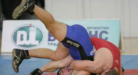 Гюрай с бронз в епични схватки със свръхтежките родни борци