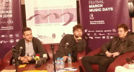 Блаж Кемперле /вляво/ и Алан Лужар /вдясно/ са убедени, че диалогът на &bdquo;Сигнум&ldquo; с пианиста Лукас Генюшас /в центъра/ е нещо наистина интригуващо и прелюбопитно.Снимка: Авторът