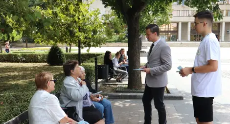 Зам.областният управител Синан Хебибов се включи вчера в информационната кампания на БЧК за ползите от имунизацията срещу Ковид-19, която за 4 дни стигна до близо 800 души.