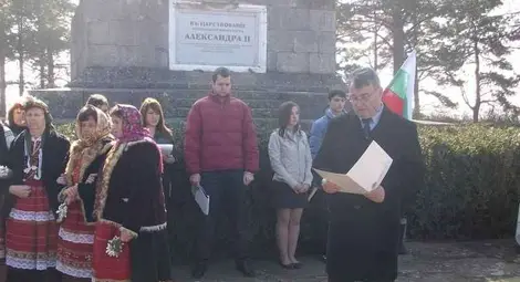 В Мечка отрупаха с цветя паметника на героите