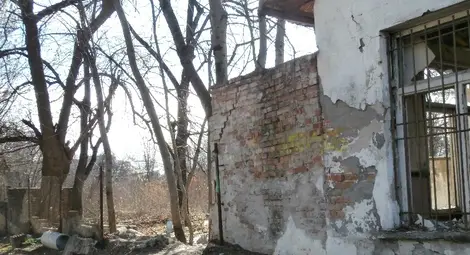 Бивш военен имот бавно  се превръща в сметище