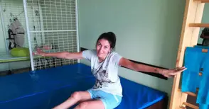 Ива вече брои минутите, в които успява да се задържи на крака