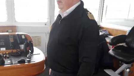 Капитан вътрешни водни пътища Калоян Михов направлява кораба към холандското пристанище Неймеген. Капитан вътрешни водни пътища Калоян Михов направлява кораба към холандското пристанище Неймеген.