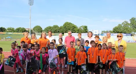 В рамките на турнира деца от русенските клубове направиха демонстрации в различни лекоатлетически дисциплини.  Снимка: Община Русе