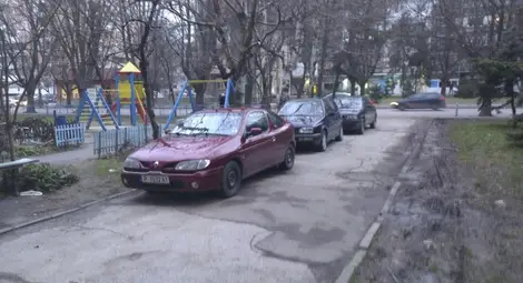 Шофьори превърнаха в черен път градинката пред блок &bdquo;Червен&ldquo;