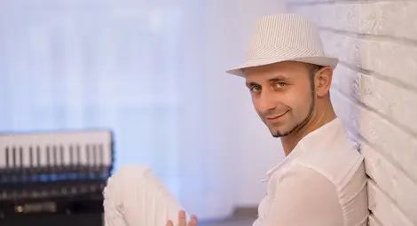 „Вековна рапсодия“ или когато класиката прегърне прогресив рока.. Калоян Куманов събира Шопен и Бетовен, в компанията на Стунджи, Миро Турийски и Миро Иванов „Вековна рапсодия“ или когато класиката прегърне прогресив рока.. Калоян Куманов събира Шопен и Бетовен, в компанията на Стунджи, Миро Турийски и Миро Иванов