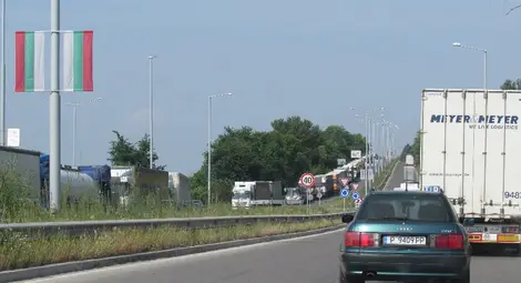 Огромни опашки от камиони на Дунав мост и другите ГКПП-та заради подмяна на софтуера /галерия/