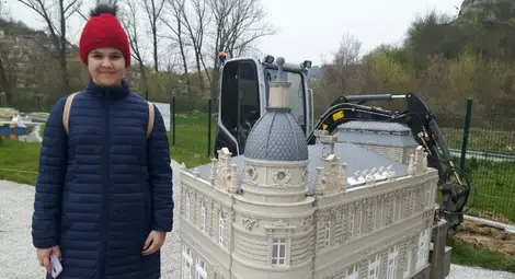 Доходното застава до Паметника на свободата в Парка на миниатюрите под Балдуиновата кула